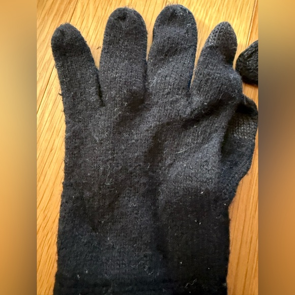 Genuine Coach logo C women’s black cashmere beautiful gloves w/tech tip thumbs. - Picture 2 of 4
